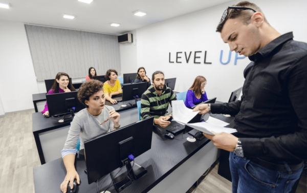 Yurtdışı Üniversite Eğitimi ve Öğrenci Yaşamı Yurtdışında üniversite eğitimi alan öğrenciler kampüs ve sınıf ortamında